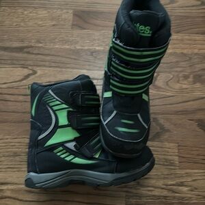 Boys size 5 gently used Totes winter snow boots minor toe scuffing on one boot